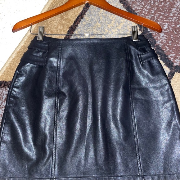 Black Faux Leather Mini Skirt size Medium - Picture 4 of 6